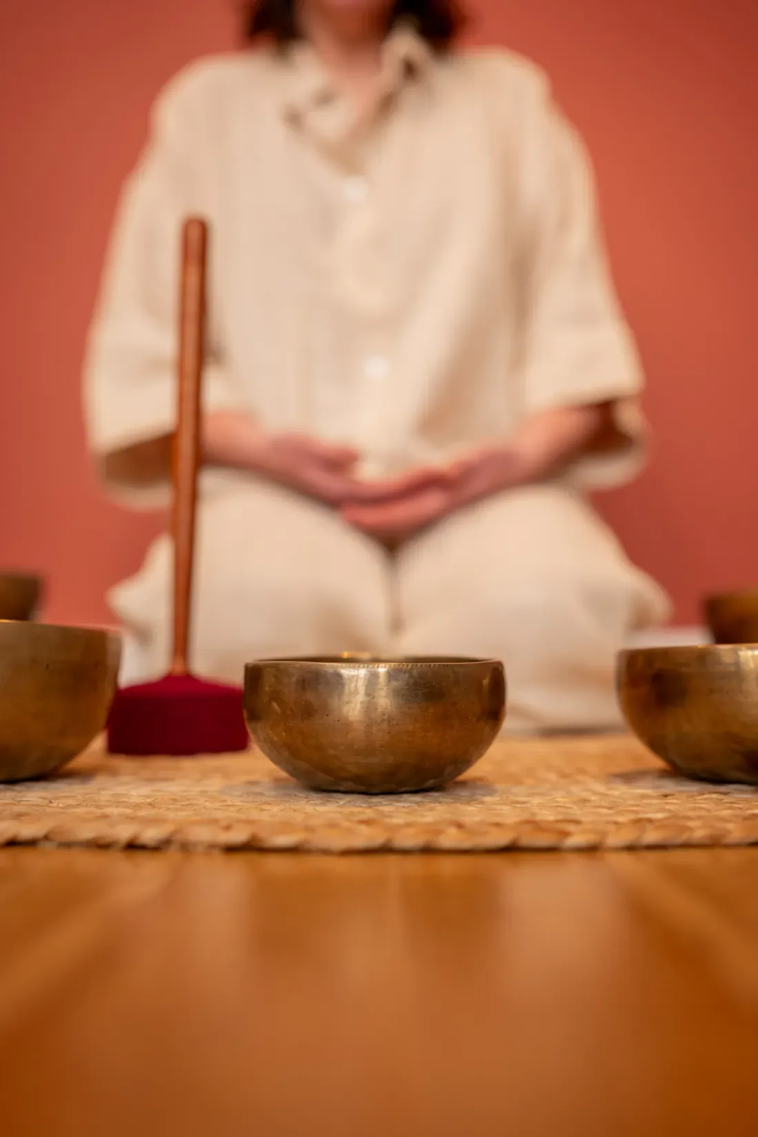 Méditation aux bols chantants, fond terracotta Bo-DONG