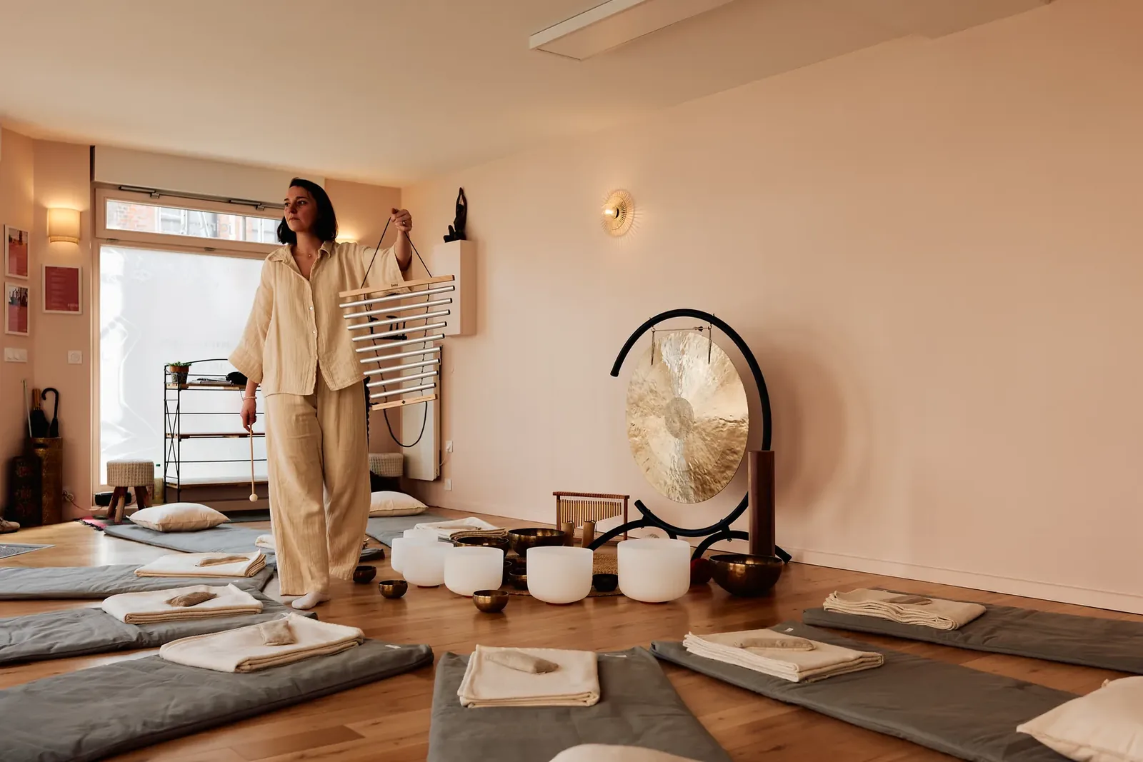 Studio Bo-DONG — Caroline, gong et bols cristal disposés pour une séance