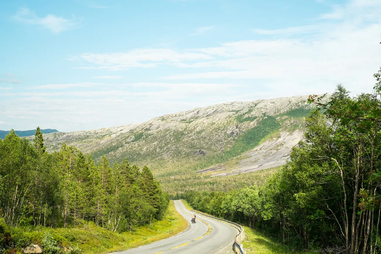 Vélo chargé posé au bord de la route, en Norvège