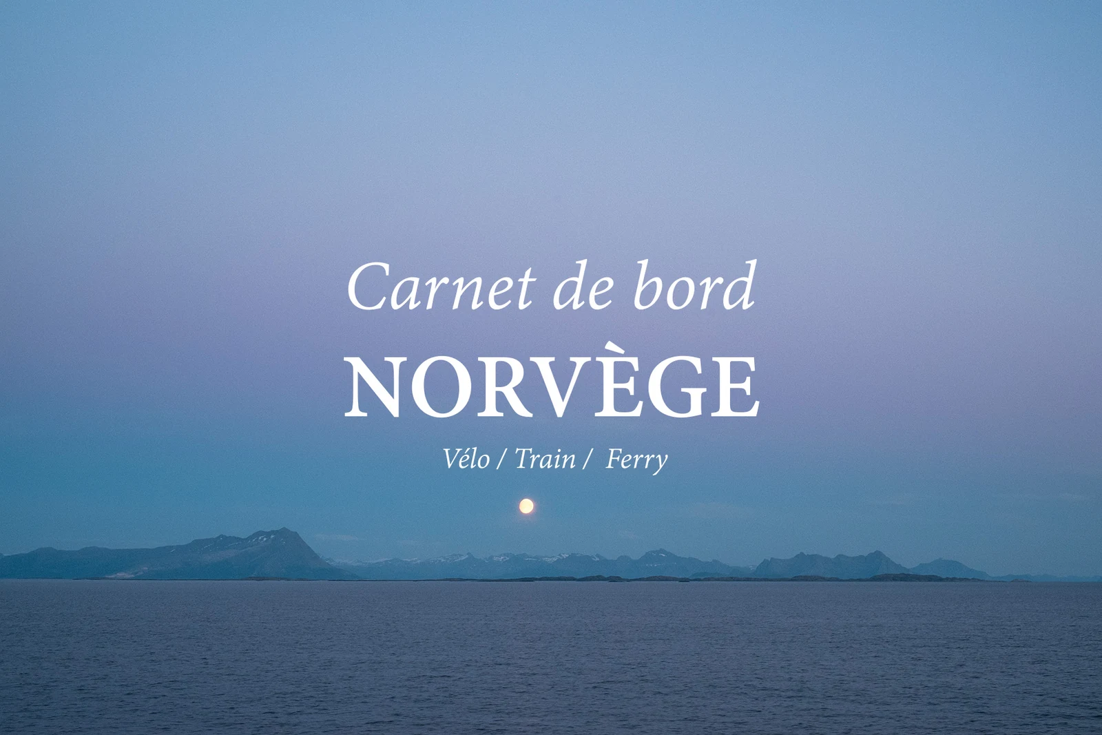 Couverture du carnet de bord Norvège : la lune au-dessus des montagnes, vue depuis le ferry au crépuscule