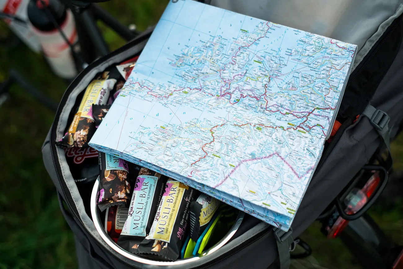 Carte routière glissée dans la sacoche du vélo