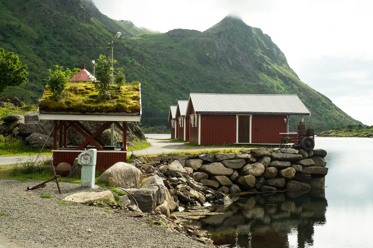 Village de pêcheurs des Lofoten au bord de l'eau