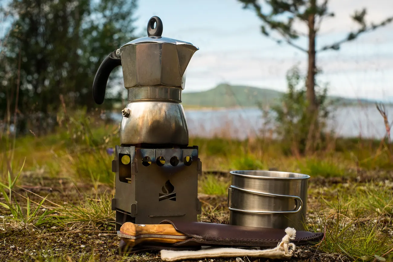 Cafetière italienne sur un réchaud à bois, premier café au débarquement à Kabelvåg