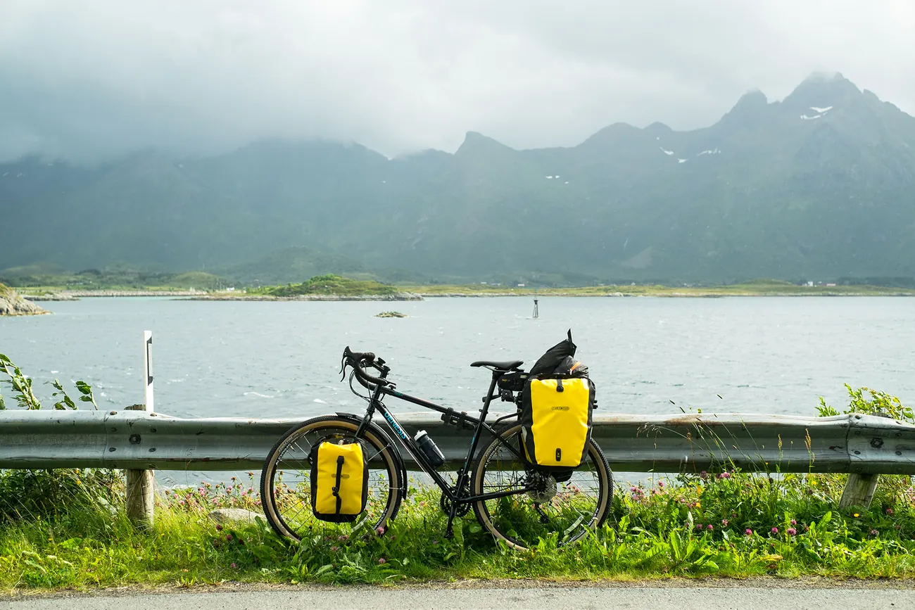 Le vélo chargé face aux sommets des Lofoten
