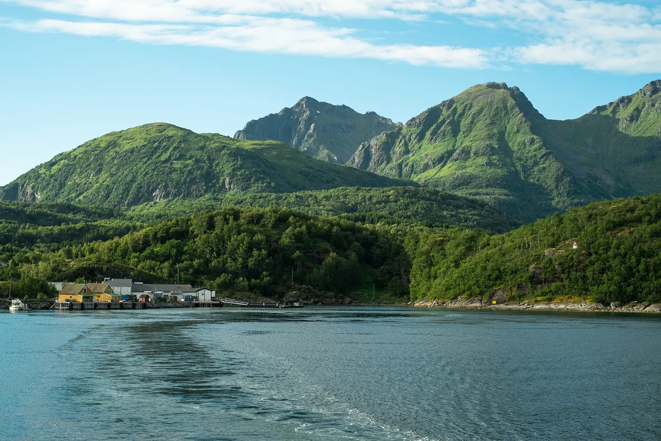 Village au bord du fjord vu depuis le ferry
