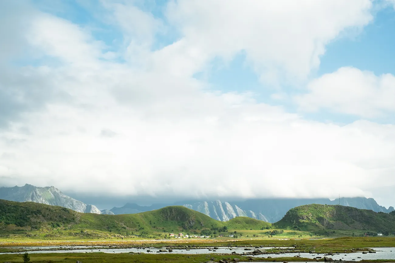 Les sommets des Lofoten sous les nuages, sur la route de Valberg