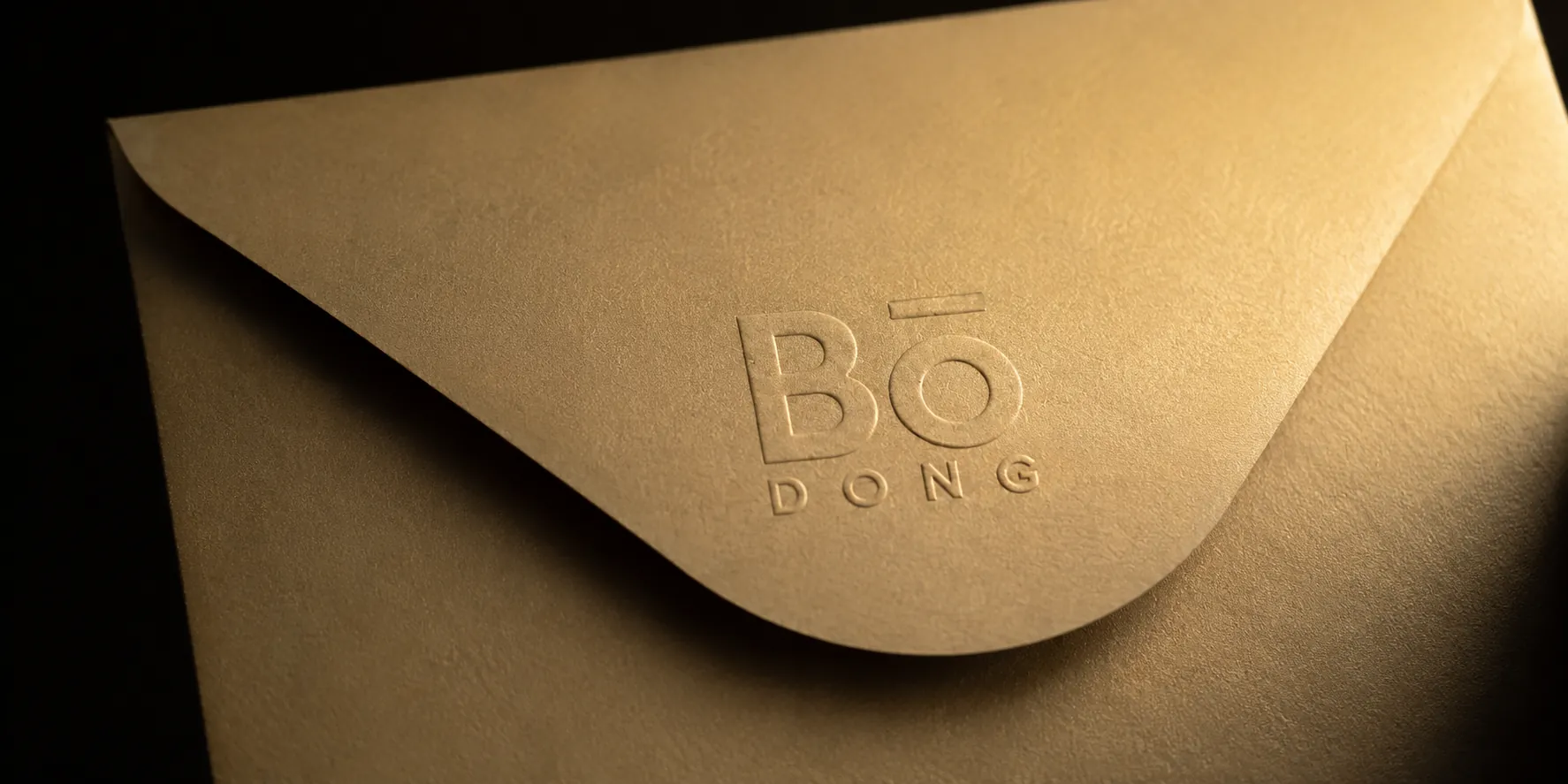 Gaufrage à sec sur enveloppe : détail d'une identité de marque imprimée, papeterie Bo-DONG