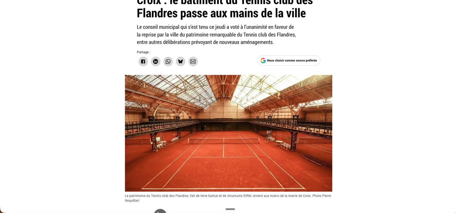 Article La Voix du Nord sur la reprise du Tennis Club des Flandres par la ville de Croix, photographie créditée Pierre Requillart