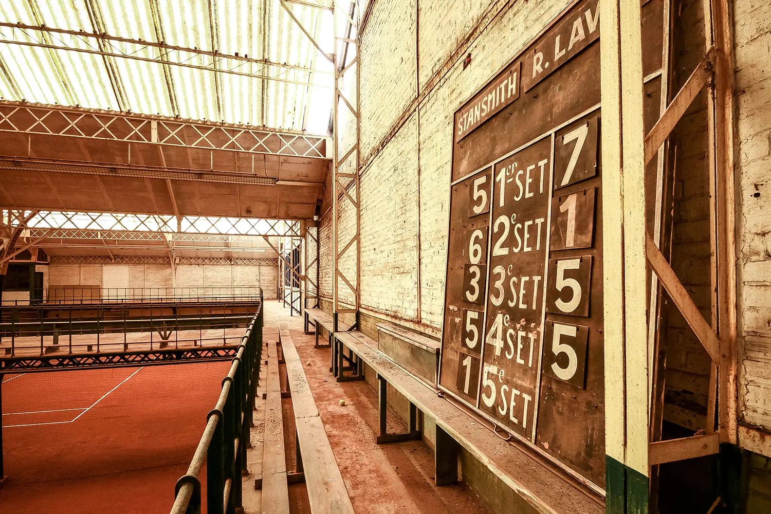 Ancien tableau de scores peint à la main dans les tribunes du Tennis Club des Flandres