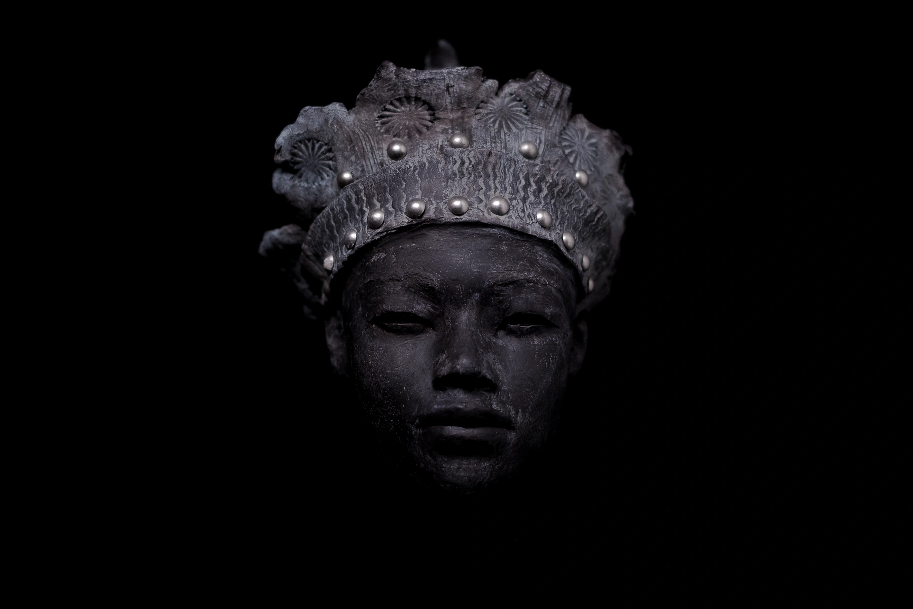 Buste de Terres Ethniques coiffé d'une couronne de terre ornée de clous métalliques, en noir et blanc
