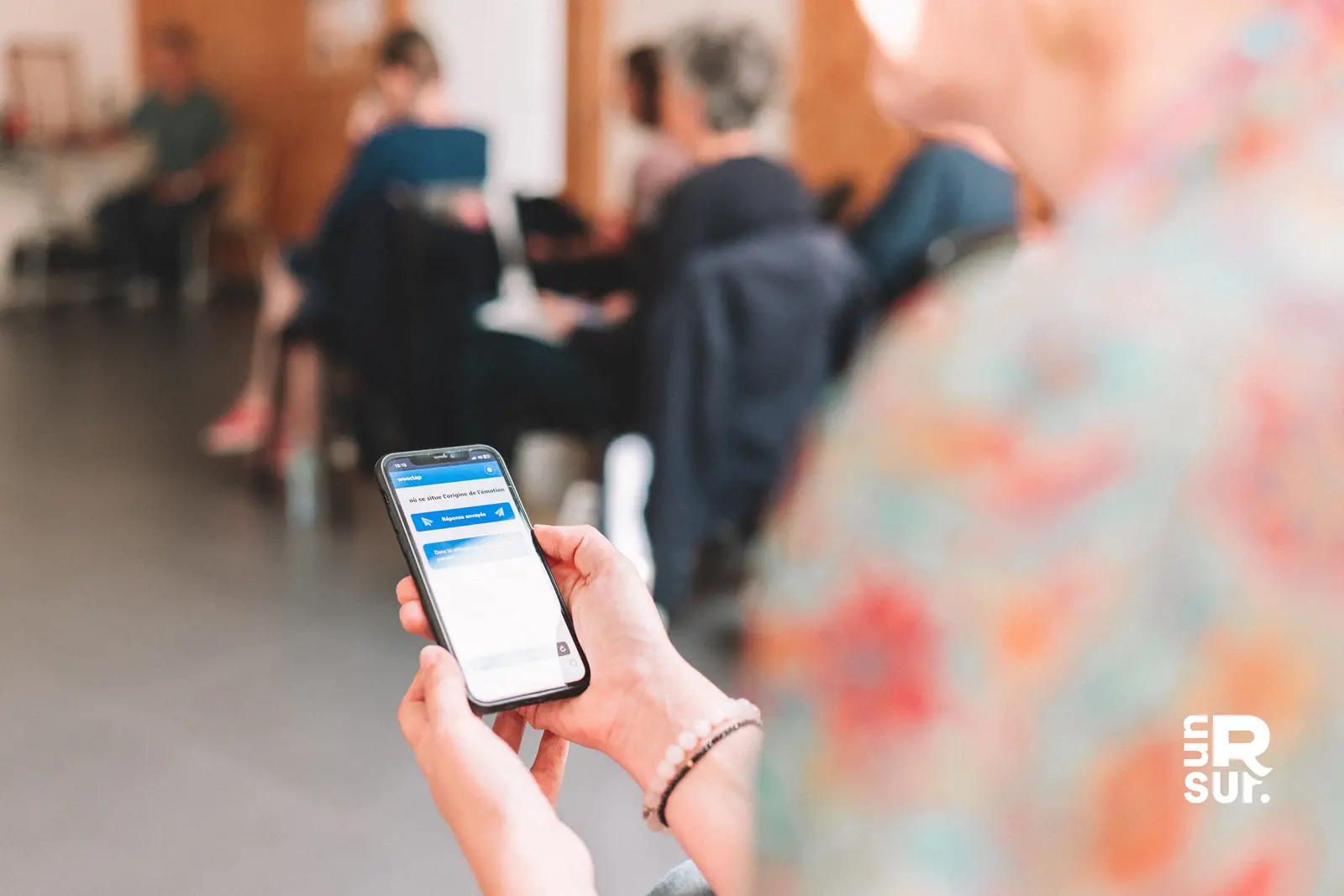 Conférence un R sur : une participante répond à un vote en direct depuis son téléphone