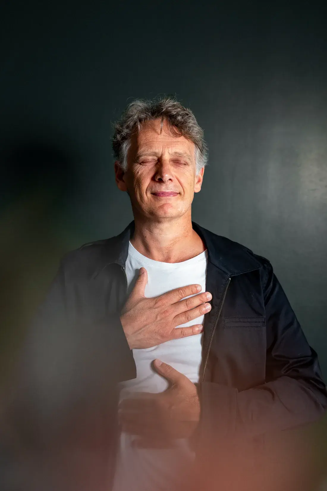 Portrait du fondateur d'un R sur, yeux fermés, la main posée sur le cœur