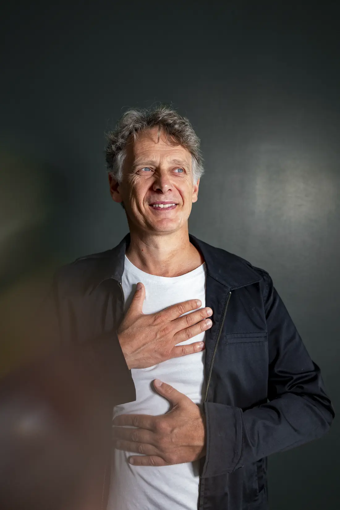 Portrait du fondateur d'un R sur, une main sur le cœur, l'autre sur le ventre